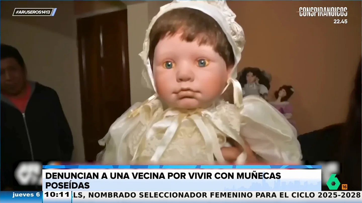 Unos vecinos denuncian manifestaciones paranormales de las muñecas antiguas de una señora del edifico Unos vecinos denuncian manifestaciones paranormales de las muñecas antiguas de una señora del edifico