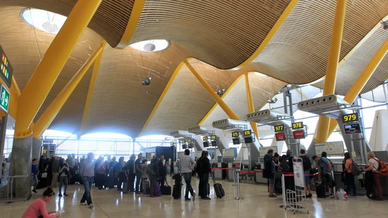 Cola de pasajeros en el aeropuerto madrileño Adolfo Suárez-Barajas, en una imagen de archivo. Cola de pasajeros en el aeropuerto madrileño Adolfo Suárez-Barajas, en una imagen de archivo.