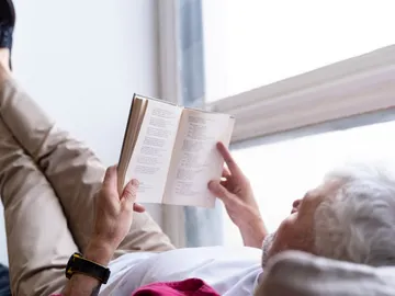 hombre leyendo hombre leyendo