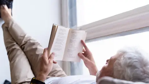 hombre leyendo hombre leyendo