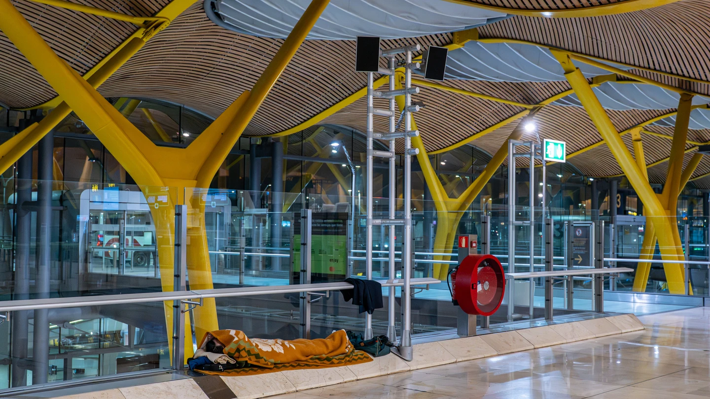Una persona duerme esta madrugada en el Aeropuerto de Barajas. Una persona duerme esta madrugada en el Aeropuerto de Barajas.