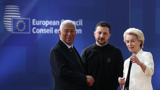 El presidente del Consejo de la UE, Antonio Costa (i), el presidente de Ucrania, Volodymyr Zelensky y la presidenta de la Comisión Europea, Ursula von der Leyen, a su llegada a la reunión del Consejo Europeo en Bruselas, Bélgica, este jueves. El presidente del Consejo de la UE, Antonio Costa (i), el presidente de Ucrania, Volodymyr Zelensky y la presidenta de la Comisión Europea, Ursula von der Leyen, a su llegada a la reunión del Consejo Europeo en Bruselas, Bélgica, este jueves./ EFE/ Christophe Petit Tesson