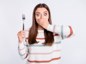 Mujer sorprendida al comer
