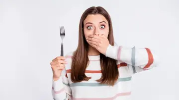 Mujer sorprendida al comer Mujer sorprendida al comer