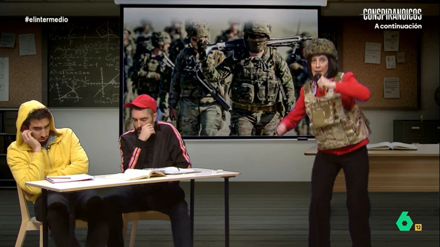 El rap de 'Margarita Robles' para reclutar jóvenes en los institutos: "¿No te da para abogado? Pues hazte soldado" Como parte de la campaña del Ministerio de Defensa para captar en el instituto a jóvenes que se alisten en el ejército, 'Margarita Robles' (imitada por Cristina Gallego) da una charla a los 'estudiantes' Isma Juárez y Dani Mateo.