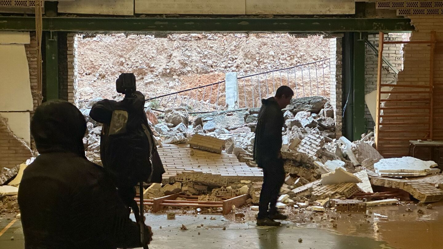 Vista del muro caído desde el interior del pabellón.