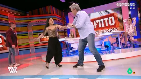 Jiaping intenta hacer una llave de kung-fu a Miki Nadal para demostrar qué ha aprendido en su 'desafiíto' La colaboradora sigue enfrentándose a retos para demostrar que es la candidata perfecta para participar en la próxima edición de 'El Desafío' en Antena 3. En esta ocasión, debe demostrar que es capaz de practicar artes marciales.