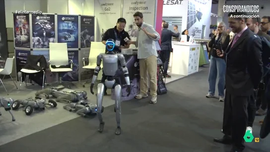 Isma Juárez alucina con un robot en el Mobile World Congress: "Teníamos un presidente que corría así: Rajoy" Isma Juárez vuelve un año más al Mobile World Congress, donde se ha encontrado con los últimos avances tecnológicos, desde móviles irrompibles o con tres pantallas o lo que es ya todo un clásico: los robots.