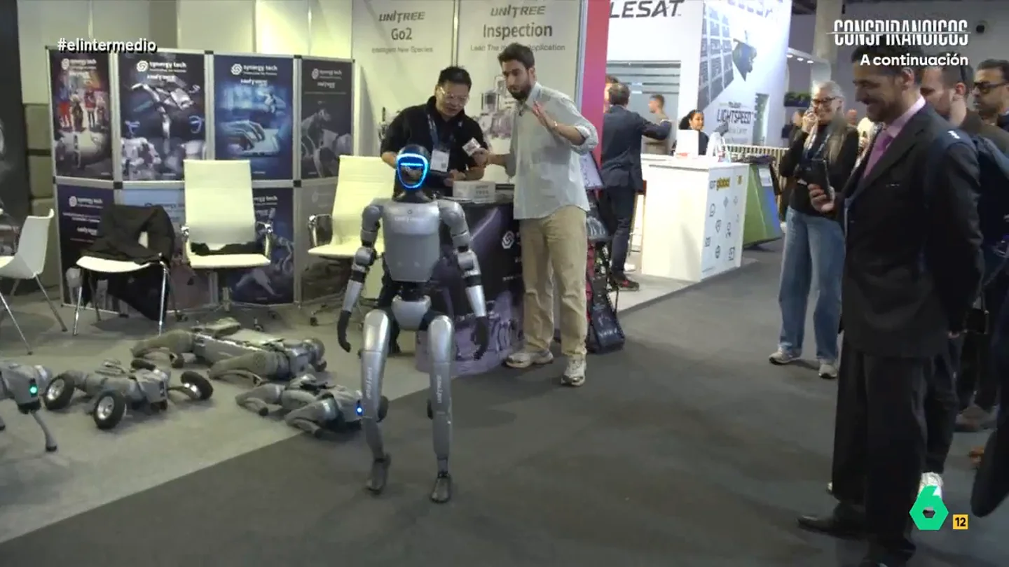 Isma Juárez alucina con un robot en el Mobile World Congress: "Teníamos un presidente que corría así: Rajoy" Isma Juárez vuelve un año más al Mobile World Congress, donde se ha encontrado con los últimos avances tecnológicos, desde móviles irrompibles o con tres pantallas o lo que es ya todo un clásico: los robots.