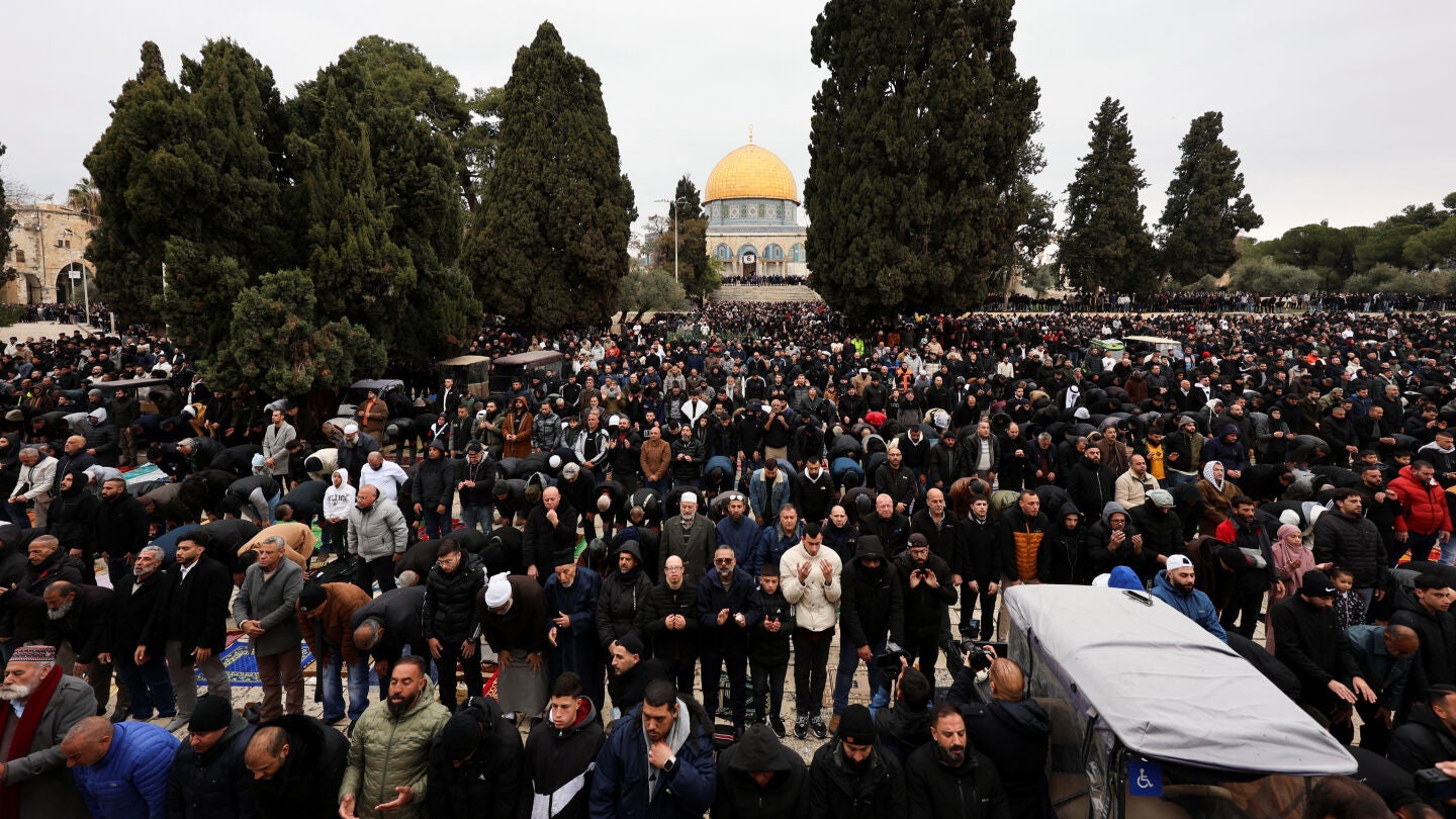 Fieles en la Explanada de las Mezquitas en el primer viernes de rezo del Ramadán, en Jerusalén (Israel), este viernes. 