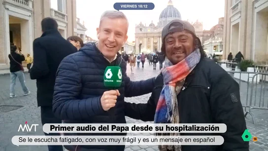Un espontáneo se cuela en la conexión desde El Vaticano con Javier Martínez-Brocal: "Perdón, amigo" El corresponsal ha conectado con el programa para hablar sobre la última hora de la salud del papa y un señor ha decidido acompañarle, provocando un divertido momento.