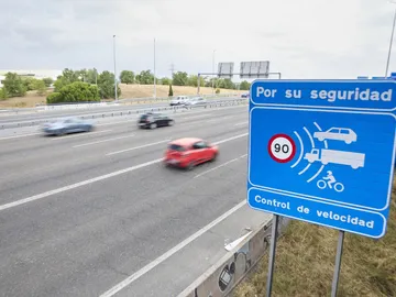 Cartel avisador de radar si se circula a más de 90 kilómetros por hora Cartel avisador de radar si se circula a más de 90 kilómetros por hora