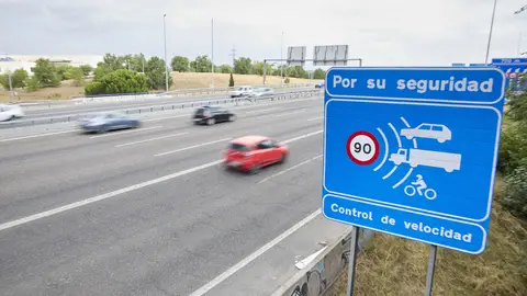 Cartel avisador de radar si se circula a más de 90 kilómetros por hora Cartel avisador de radar si se circula a más de 90 kilómetros por hora