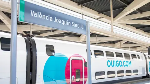 Tren de Ouigo en la estación de Valencia Tren de Ouigo en la estación de Valencia