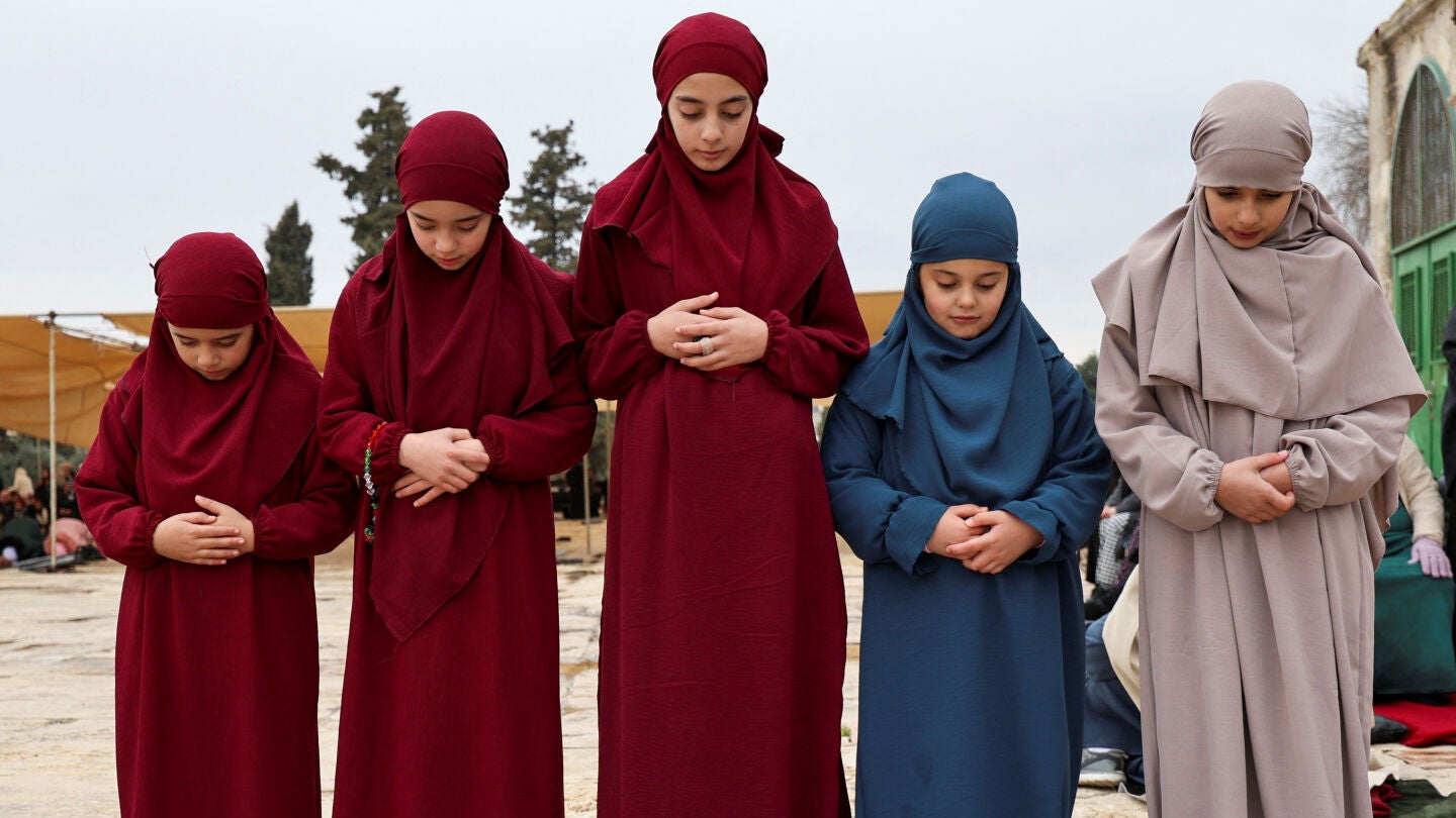 Los fieles musulmanes asisten a las oraciones del primer viernes de Ramadán, en el recinto de Al-Aqsa, también conocido por los judíos como Monte del Templo, en la Ciudad Vieja de Jerusalén, el 7 de marzo de 2025.