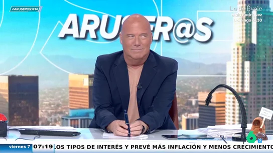 La reacción de Alfonso Arús al truco para saber a quién le atraes más: "A mí solo me han recolocado la corbata hombres" La reacción de Alfonso Arús al truco para saber a quién le atraes más: "A mí solo me han recolocado la corbata hombres"