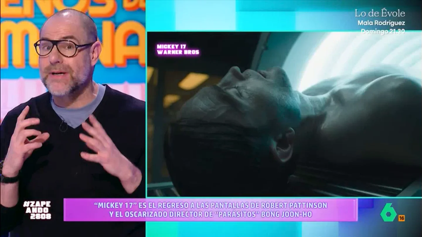 Robert Pattinson vuelve a las pantallas con 'Mickey 17': "El villano os va a recordar a un señor naranja..." Alberto Rey explica que el film, dirigido por Bong Joon-ho, gustó mucho en el Festival de Berlín. Además, explica que su campaña promocional ha sido "muy extraña".