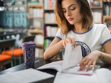 mujer leyendo revistas mujer leyendo revistas