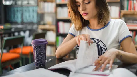 mujer leyendo revistas mujer leyendo revistas