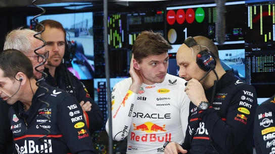 Verstappen en el box de Red Bull Verstappen en el box de Red Bull
