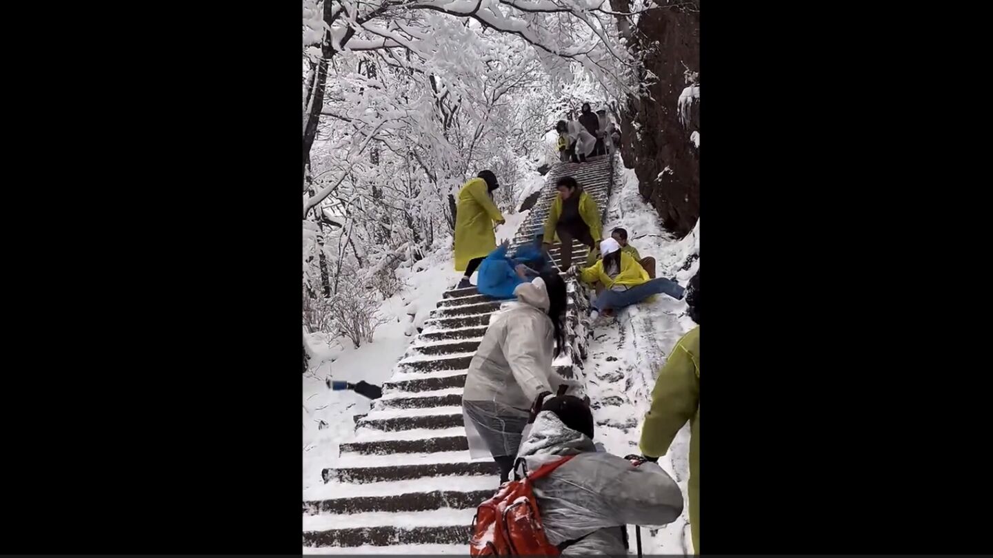 Turistas chinos resbal&aacute;ndose por unas escaleras en Huangshan