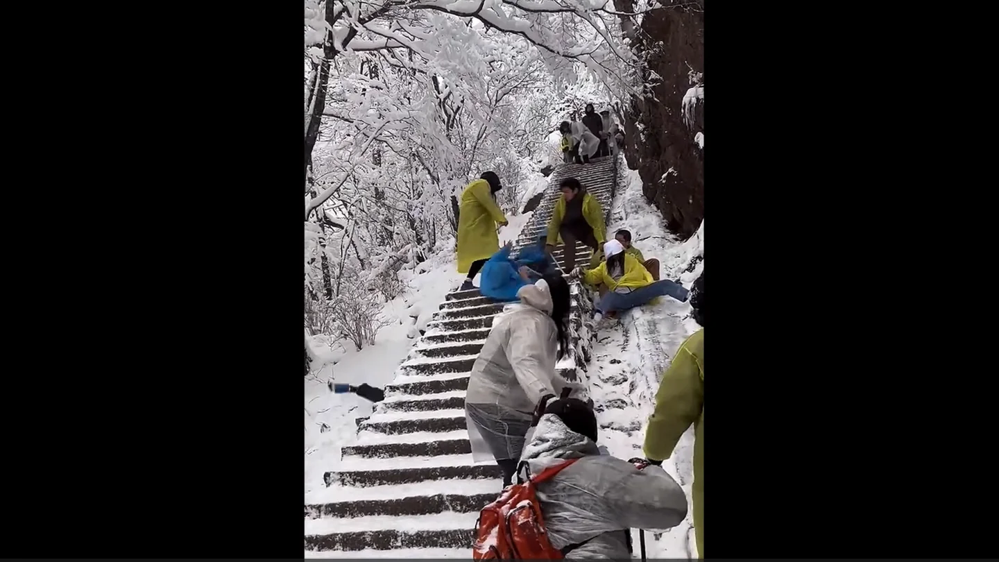 Turistas chinos resbalándose por unas escaleras en Huangshan Turistas chinos resbalándose por unas escaleras en Huangshan