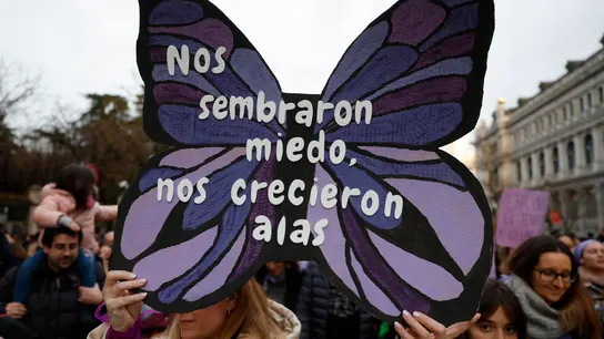 Carteles en la manifestación con motivo del Día de la Mujer convocada por el Movimiento Feminista de Madrid a su paso por la plaza de Cibeles. Carteles en la manifestación con motivo del Día de la Mujer convocada por el Movimiento Feminista de Madrid a su paso por la plaza de Cibeles.