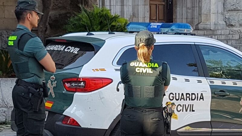 Dos agentes de la Guardia Civil