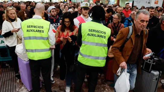 Pasajeros en la estación de Sants de Barcelona en pleno caos circulatorio Pasajeros en la estación de Sants de Barcelona en pleno caos circulatorio