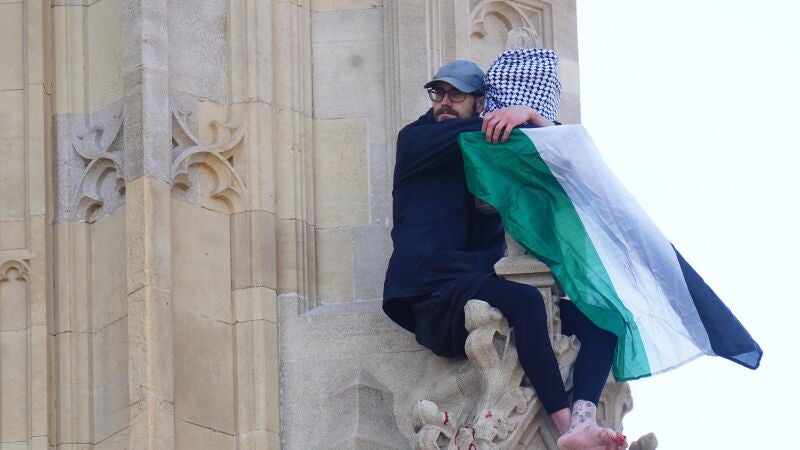 Un hombre se encarama al Big Ben de Londres portando una bandera de Palestina