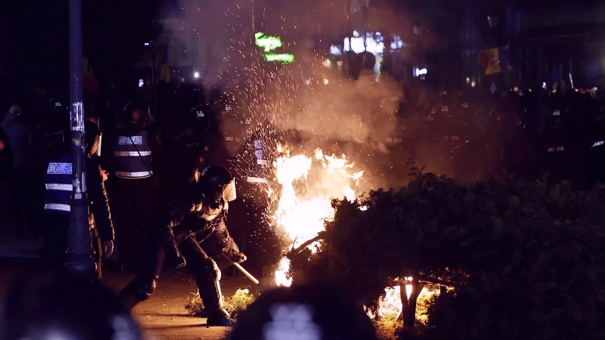 The disqualification of the Ultra Georgescu candidate unleashes disturbances in Romania that leave 13 wounded agents The disqualification of the Ultra Georgescu candidate unleashes disturbances in Romania that leave 13 wounded agents