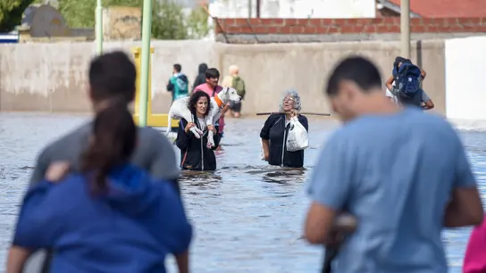 Personas caminando en una inundación este sábado en Bahía Blanca (Argentina) Personas caminando en una inundación este sábado en Bahía Blanca (Argentina)