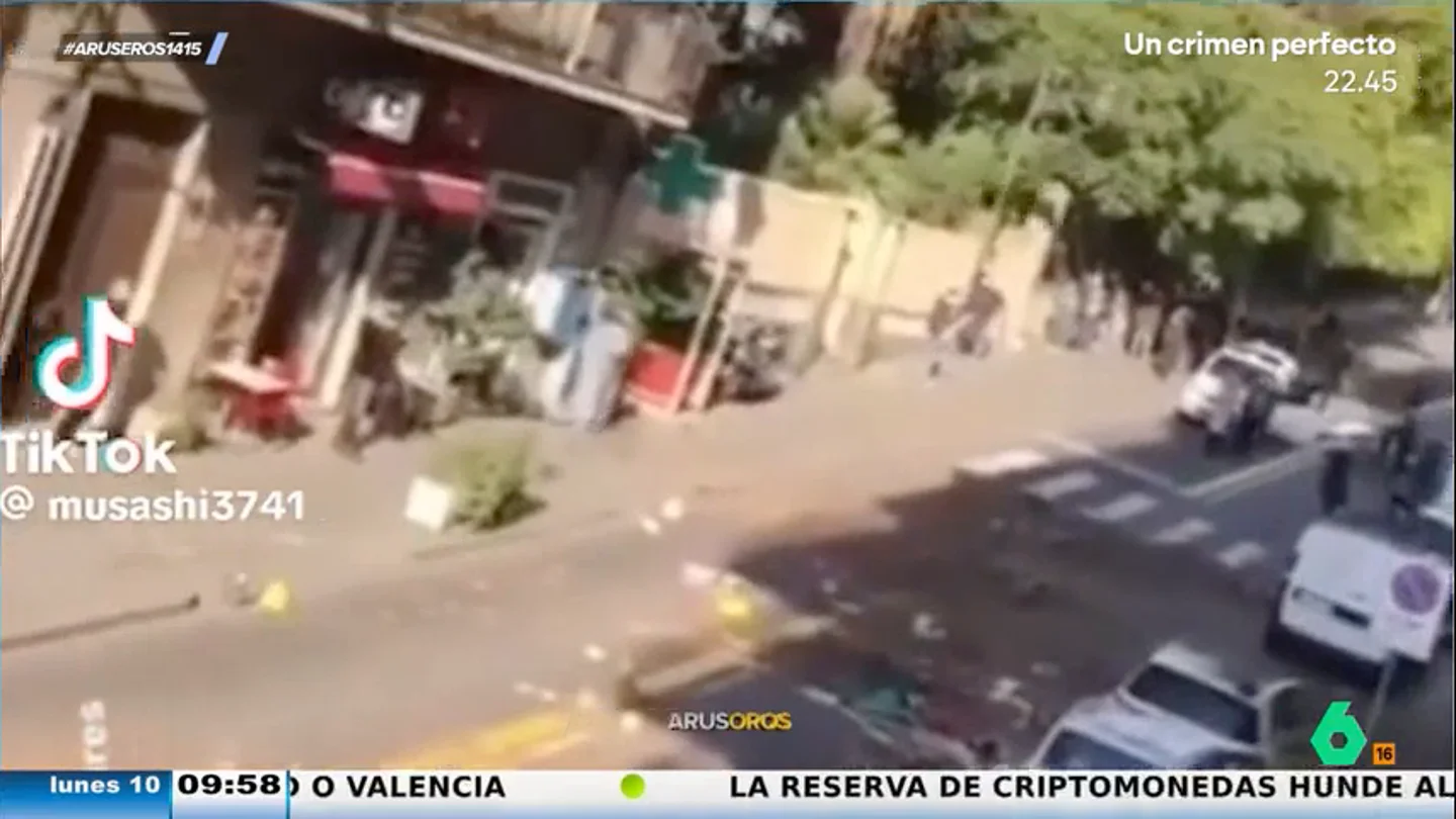 Un vecino retransmite cómo una mujer lanza todas las pertenencias de su marido infiel por la ventana Un vecino retransmite cómo una mujer lanza todas las pertenencias de su marido infiel por la ventana