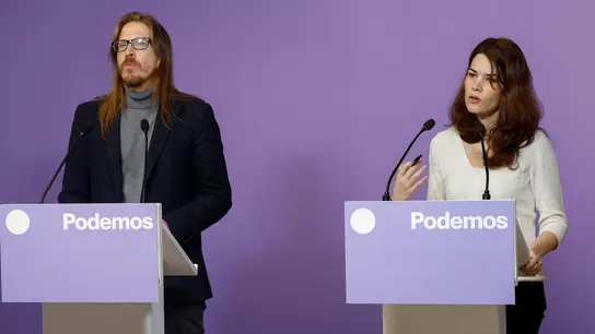 Los portavoces de Podemos, Pablo Fernández (i) e Isa Serra (d) durante la rueda de prensa del partido celebrada este lunes en el Espacio Rastro de Madrid. Los portavoces de Podemos, Pablo Fernández (i) e Isa Serra (d) durante la rueda de prensa del partido celebrada este lunes en el Espacio Rastro de Madrid.
