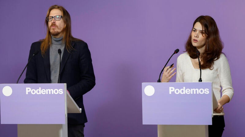  Los portavoces de Podemos, Pablo Fernández (i) e Isa Serra (d) durante la rueda de prensa del partido celebrada este lunes en el Espacio Rastro de Madrid. 