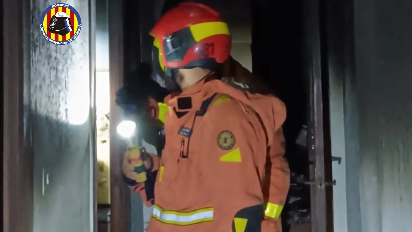 Bomberos actúan en incendio vivienda de Torrent. Bomberos actúan en incendio vivienda de Torrent.