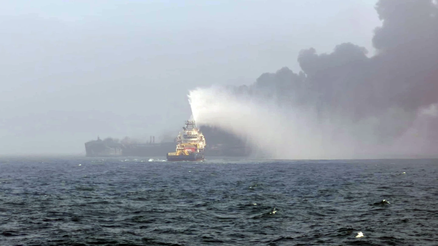 Columnas de humo negro en el aire después de un choque entre un petrolero y un carguero frente a la costa de East Yorkshire Columnas de humo negro en el aire después de un choque entre un petrolero y un carguero frente a la costa de East Yorkshire