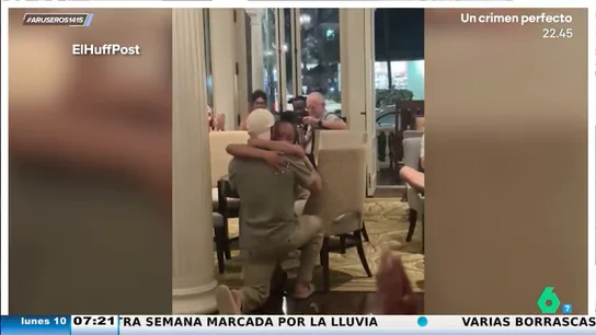 Una pareja simula una pedida de matrimonio para que el restaurante invite... y lo consigue Una pareja simula una pedida de matrimonio para que el restaurante invite... y lo consigue