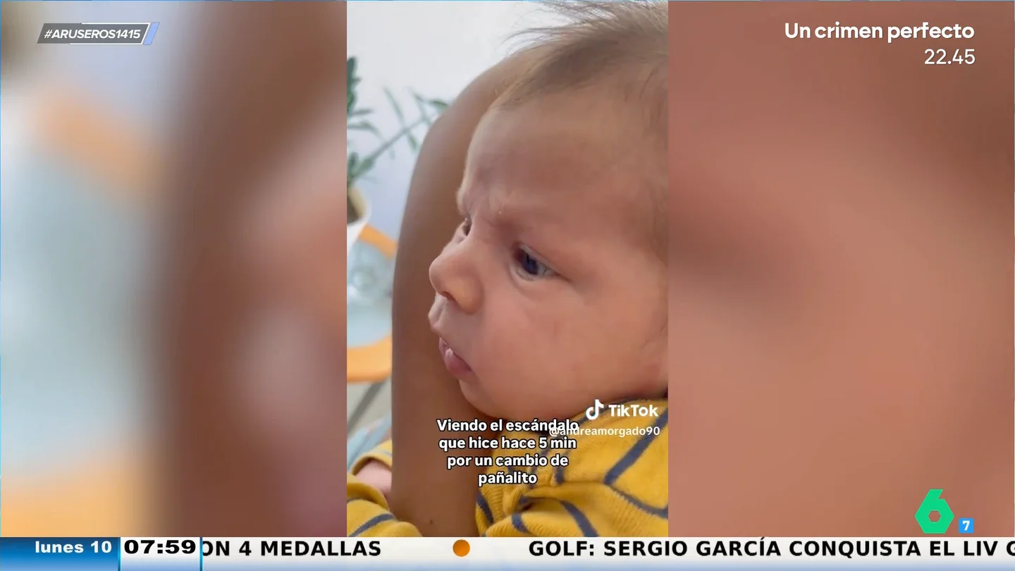 La divertida reacción de un bebé cuando se descubre a sí mismo en un vídeo llorando La divertida reacción de un bebé cuando se descubre a sí mismo en un vídeo llorando