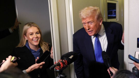 El presidente de Estados Unidos, Donald Trump, habla con los periodistas mientras la secretaria de prensa de la Casa Blanca, Karoline Leavitt, lo acompaña a bordo del Air Force One en su regreso a Washington, D.C., Estados Unidos, el 9 de marzo de 2025. 