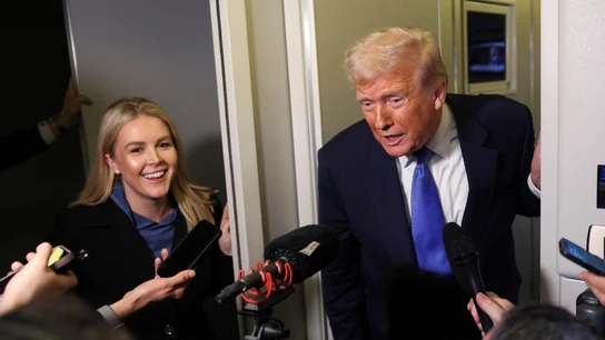 El presidente de Estados Unidos, Donald Trump, habla con los periodistas mientras la secretaria de prensa de la Casa Blanca, Karoline Leavitt, lo acompaña a bordo del Air Force One en su regreso a Washington, D.C., Estados Unidos, el 9 de marzo de 2025. El presidente de Estados Unidos, Donald Trump, habla con los periodistas mientras la secretaria de prensa de la Casa Blanca, Karoline Leavitt, lo acompaña a bordo del Air Force One en su regreso a Washington, D.C., Estados Unidos, el 9 de marzo de 2025.