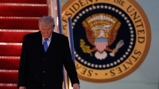 El presidente de Estados Unidos (EEUU), Donald Trump, sale del Air Force One este domingo. El presidente de Estados Unidos (EEUU), Donald Trump, sale del Air Force One este domingo.