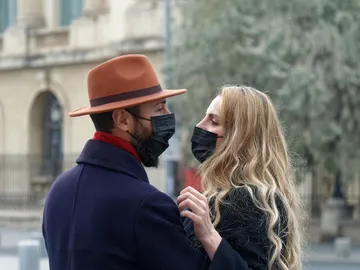 pareja en la calle con mascarilla pareja en la calle con mascarilla