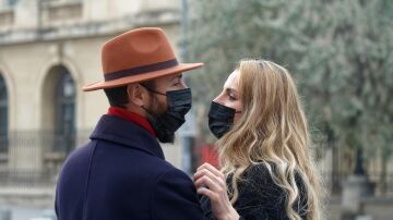 pareja en la calle con mascarilla