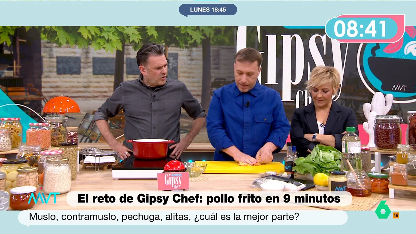 Iñaki López lamenta que Gipsy Chef quite la piel del pollo: "Es lunes, si encima nos quitas la piel..." El cocinero se pone a prueba de nuevo. En esta ocasión deberá elaborar una deliciosa receta de pollo frito con un toque asiático. ¿Será capaz de prepararlo en solo nueve minutos?