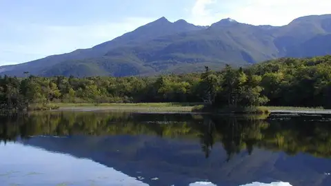 Lago en el Parque Nacional Shiretoko Lago en el Parque Nacional Shiretoko