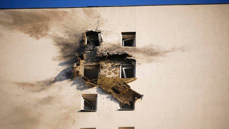 El impacto de un dron contra un edificio en las afueras de Moscú.