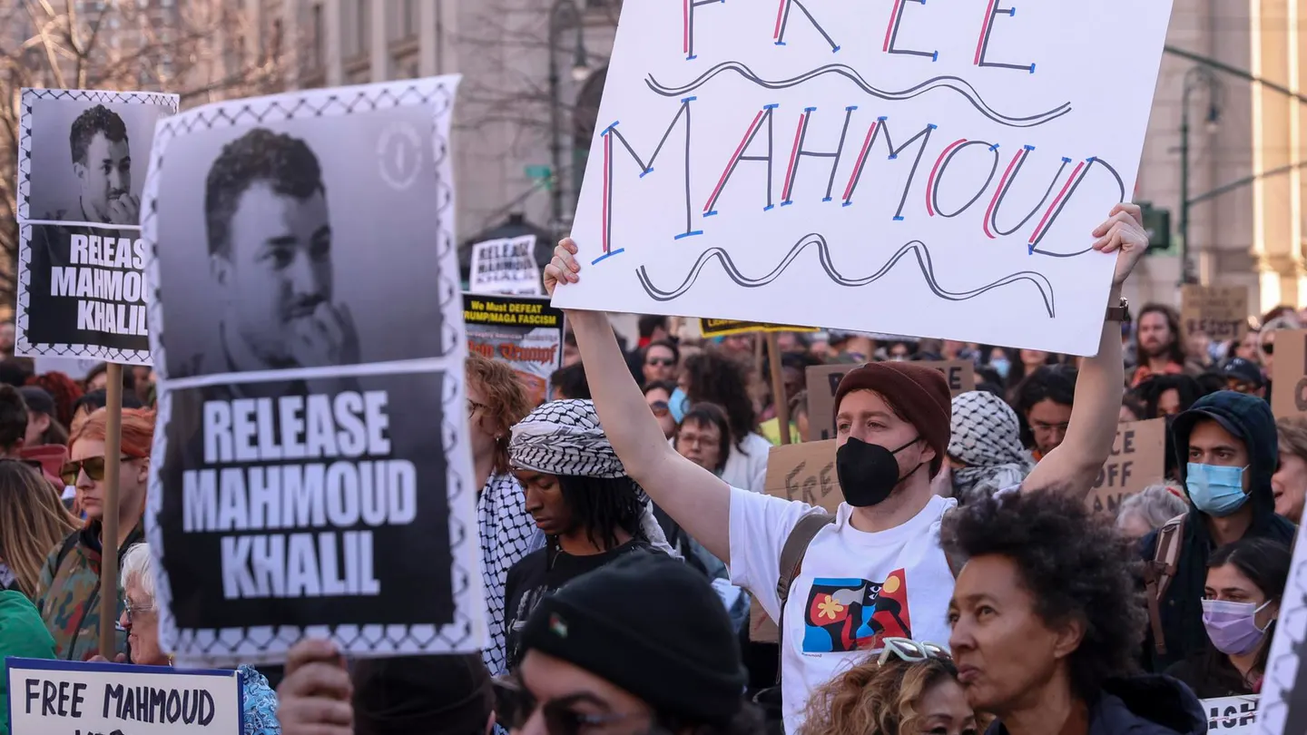 Imagen de la manifestación pidiendo la libertad de Mahmoud Khalil. Imagen de la manifestación pidiendo la libertad de Mahmoud Khalil.