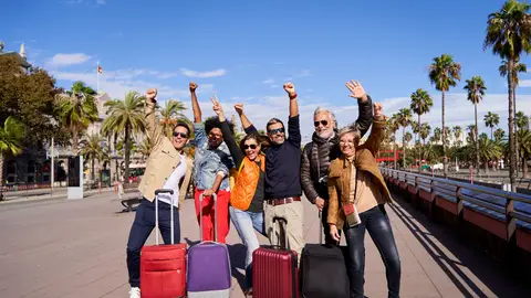 Grupo de amigos mayores de viaje Grupo de amigos mayores de viaje
