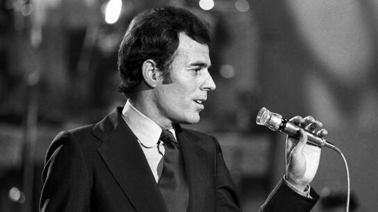 Julio Iglesias actuando en TVE en 1972